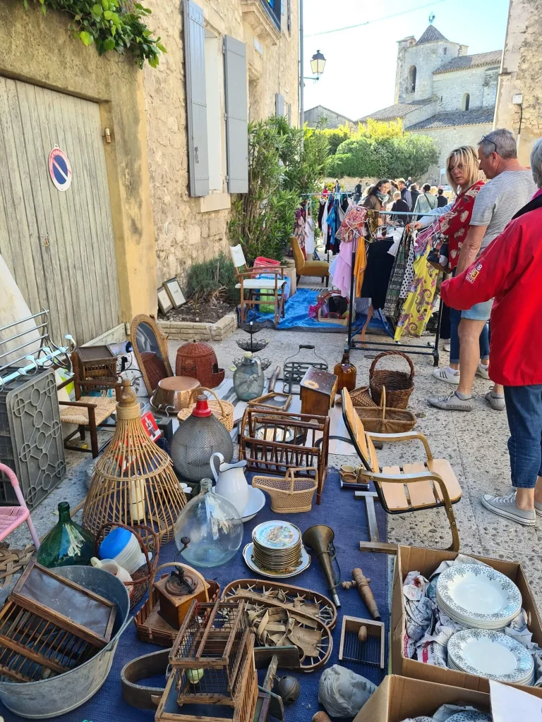 Brocante de la fraise à Velleron