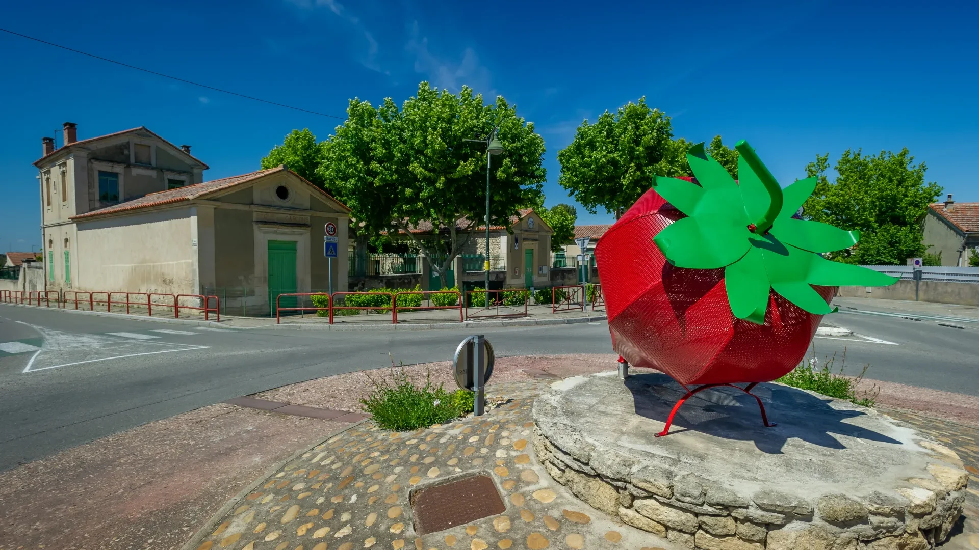 Rond point fraise de Velleron
