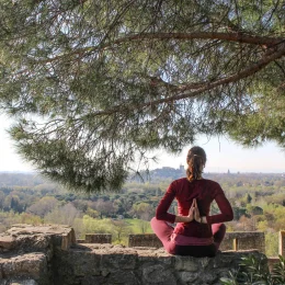 Yoga, méditation et bien-être en plein air : des expériences uniques au cœur du patrimoine
