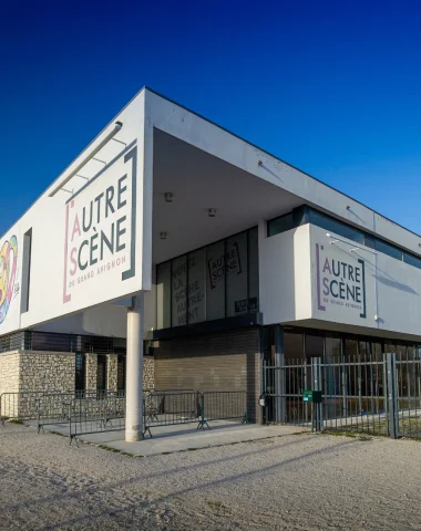 Vue de la façade de l'Autre Scène à vedène